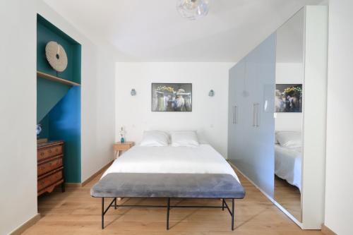 une chambre avec un lit et un miroir dans l'établissement Appartement Triplex refait à neuf à Bastille, à Paris