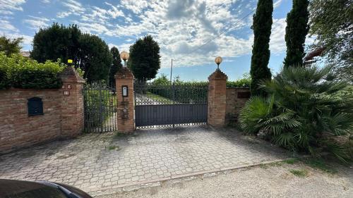 a gate to a house with a fence at B&B La Giganta in Porto Viro
