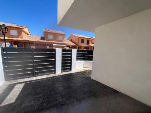 Una puerta en una valla delante de unas casas. en Eco Home Alpera 1, en Alpera