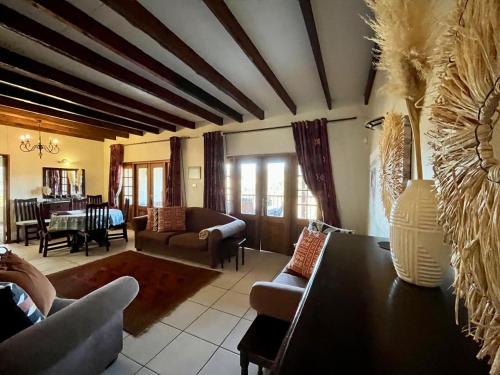 Χώρος καθιστικού στο Ndawana River Lodge