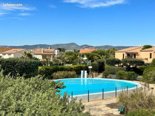 une grande piscine bleue dans une cour dans l'établissement la brise du Brusc, à Six-Fours-les-Plages