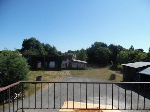 un vieux bâtiment avec un vélo garé devant lui dans l'établissement Grande maison familiale spacieuse , agréable et calme, à Landeronde
