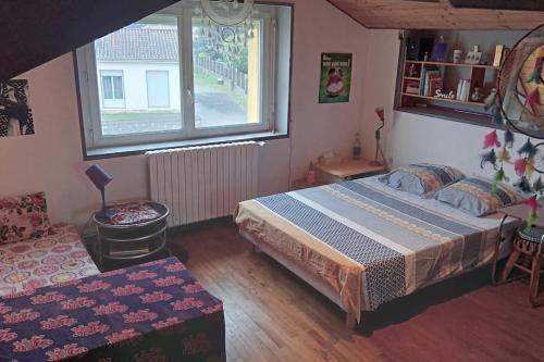 une chambre avec un lit et une fenêtre dans l'établissement Grande maison familiale spacieuse , agréable et calme, à Landeronde