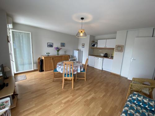 Photo de la galerie de l'établissement Appartement Quartier Bel Air - Parking, à Château-dʼOlonne