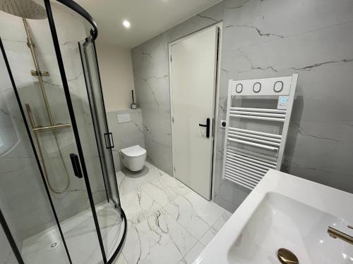 Bilik mandi di Gîte du Puits Chauveau Spa Vignes Chateaux 8pers