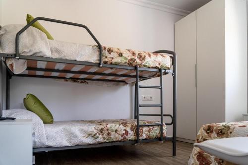 ベヘール・デ・ラ・フロンテーラにあるApartamento Dialmaの二段ベッドが2つある寝室