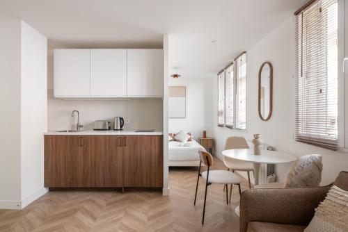 una cucina e un soggiorno con un tavolo di Mexico - ST Micro - CEA a Fontaine