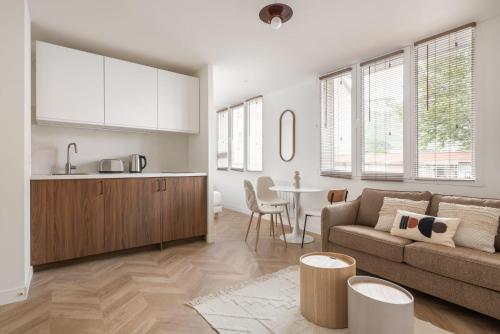 une cuisine et un salon avec un canapé et une table dans l'établissement Mexico - ST Micro - CEA, à Fontaine