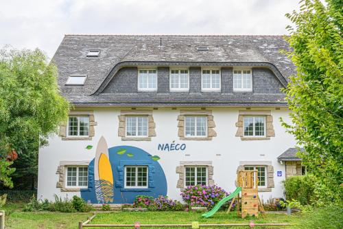 a house with a mural on the side of it at Naéco Erdeven in Erdeven