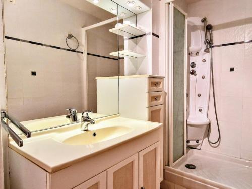 une salle de bain avec un lavabo et une douche dans l'établissement BANYULS, T3 climatisé à 50m de la plage, en centre-ville - FR-1-309-9, à Banyuls-sur-Mer