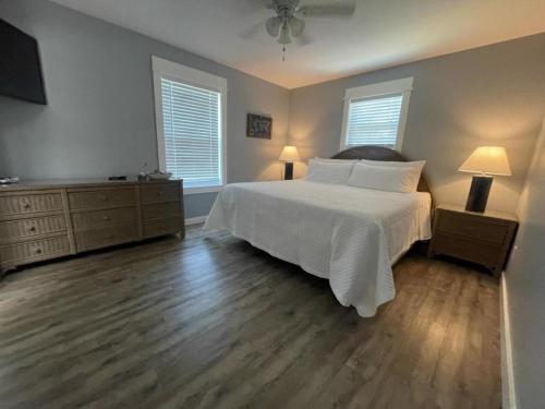 una camera con un letto e due comodini e due finestre di 5313 Viking a Pensacola