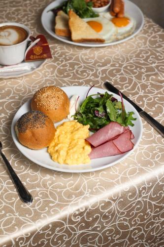 two plates of breakfast foods on a table at ЕДБУРГ Готельно-ресторанний комплекс in Nizhnedneprovsk