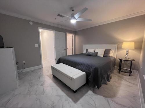 Un dormitorio con una cama y un ventilador de techo. en Grand Caribbean 104E, en Pensacola