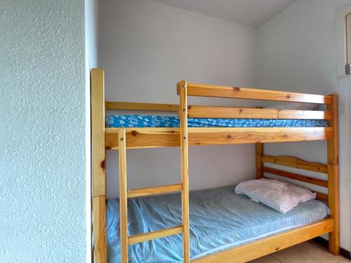 Ce lit superposé se trouve dans un dortoir doté de lits superposés. dans l'établissement Studio cabine climatisé avec terrasse, parking privé, à 500m de la plage - FR-1-338-35, à Sète