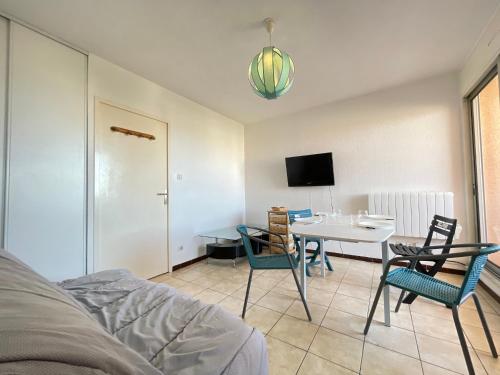 Studio cabine climatisé avec terrasse, parking privé, à 500m de la plage - FR-1-338-35