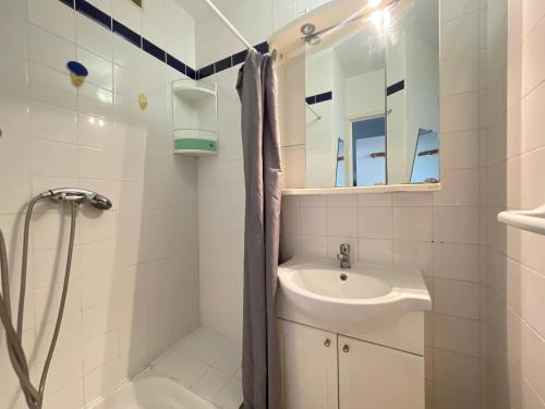 une salle de bain avec un lavabo et une douche dans l'établissement Studio cabine climatisé avec terrasse, parking privé, à 500m de la plage - FR-1-338-35, à Sète