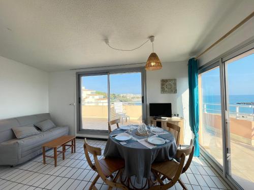 - un salon avec une table et une vue sur l'océan dans l'établissement Appartement 2 pièces avec terrasse 25m² et parking à 50m de la plage - FR-1-338-114, à Sète