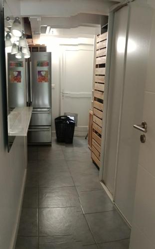 Il comprend une cuisine équipée d'appareils en acier inoxydable et du carrelage. dans l'établissement Jolie maison familiale proche lac et océan, à Biarritz