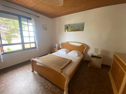 une chambre avec un lit et une grande fenêtre dans l'établissement Maison familiale près de la plage, commerces et centre-ville - FR-1-22-202, à La Tranche-sur-Mer