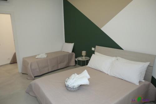 a hotel room with a bed with a pillow on it at La Vite in Locogrande