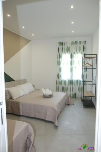 a bedroom with a bed and a window at La Vite in Locogrande
