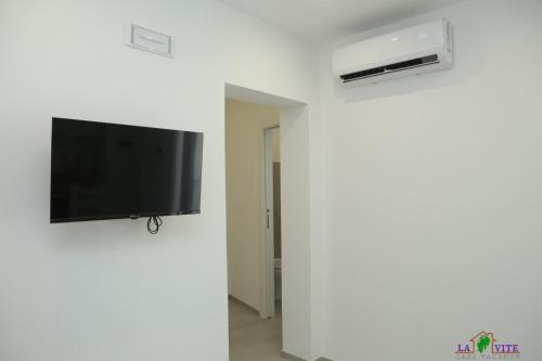 a living room with a flat screen tv on a wall at La Vite in Locogrande