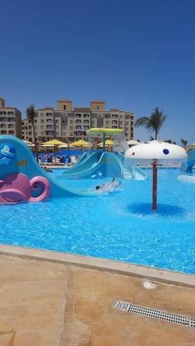 a water park with a water slide and an amusement park at قريه اكوا فيو الساحل الشمالي العلمين in El Alamein