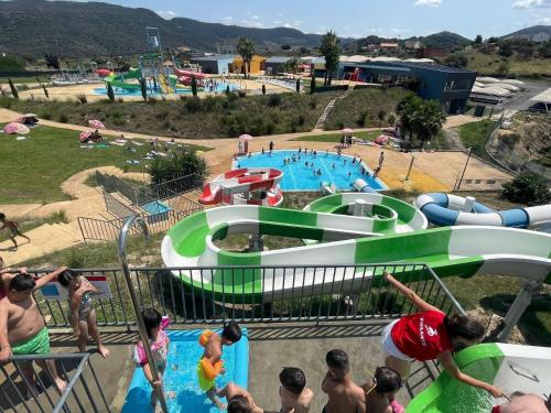 a group of people at a water park at Casa d'Amêndoa in Felgar
