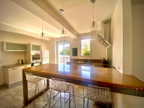 une cuisine avec une grande table et des chaises en bois dans l'établissement Casa Porti Vechju, à Porto-Vecchio