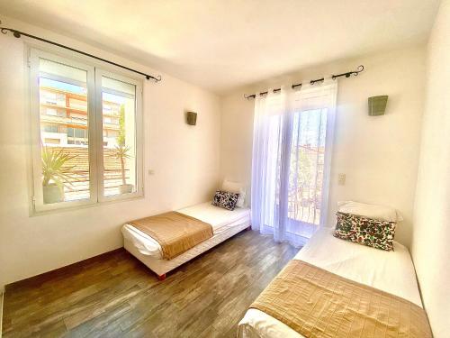 deux lits dans une chambre avec une fenêtre dans l'établissement Casa Porti Vechju, à Porto-Vecchio