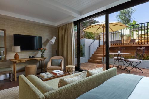 a living room with a couch and a television at Miiro Borneta in Barcelona