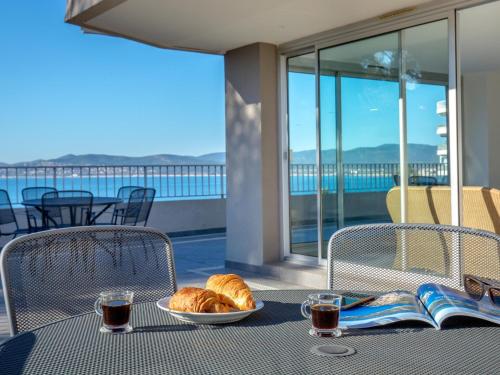 Appartement climatisé avec terrasse, à 50m de la plage et proche commerces, gare et centre-ville. - FR-1-466A-9