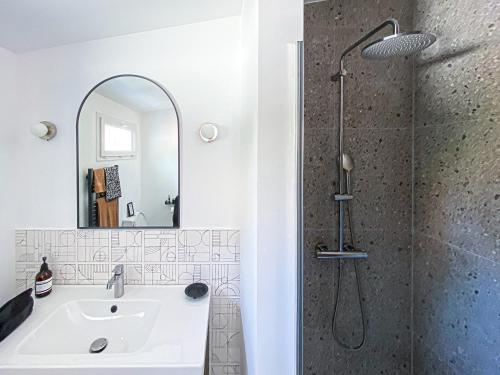 une salle de bain blanche avec une douche et un lavabo dans l'établissement La Zingara, à Saint-Malo