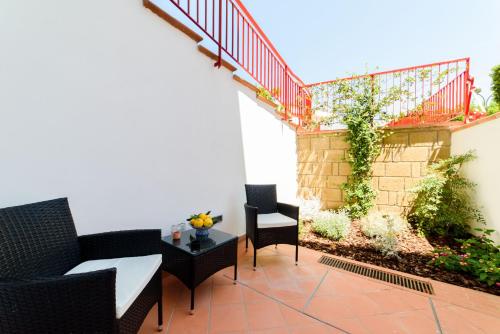 Un balcón o terraza de NicholHouse - breakfast included