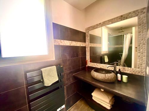 une salle de bain avec un lavabo et un miroir dans l'établissement Casa Porti Vechju, à Porto-Vecchio