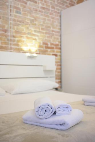 two towels sitting on top of a bed at B&B Le Stanze di Ludovica in Termoli