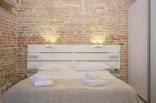 a bedroom with a bed with towels on it at B&B Le Stanze di Ludovica in Termoli