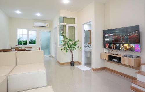 Μια τηλεόραση ή/και κέντρο ψυχαγωγίας στο Family House Bangkok 4 Bedrooms 10 Guests Near Fashion Island