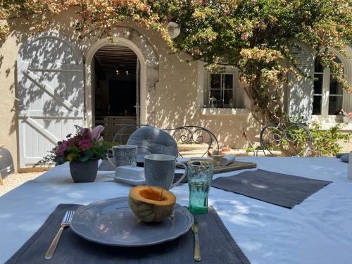 uma mesa com um prato de comida em cima em Chambre d'Hôtes Kyoto et SdB privée dans une Bastide du XVIIe Siècle em La Valette-du-Var