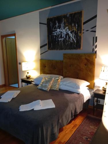 a bedroom with a large bed with two lamps at 49 Le Contesse Ide in Meolo