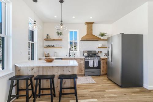 Η κουζίνα ή μικρή κουζίνα στο Alpine Vista Short Walk Downtown & Stunning Views