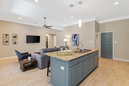 Una cocina y una sala de estar con un sofá y un fregadero. en Lulu Living, en Fort Worth