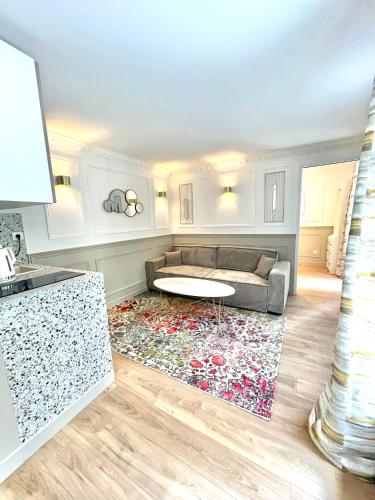 un salon avec un canapé et une table dans l'établissement Suite Adèle Passy, à Paris