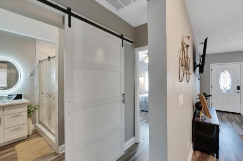 Koupelna v ubytování Cozy Bungalow Central Location Near Downtown