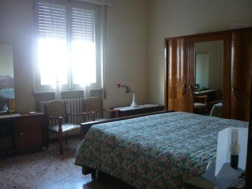 um quarto com uma cama, uma secretária e uma janela em Guest house Il Fungo em Montefalco