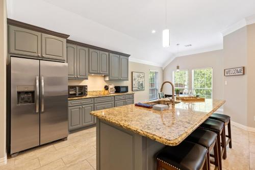 una cocina con refrigerador de acero inoxidable y encimera en Lulu Living, en Fort Worth