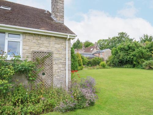 a house with a yard with a grass yard at Glyde House in Dorchester