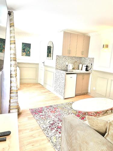 - une cuisine avec un canapé et une table dans une chambre dans l'établissement Suite Adèle Passy, à Paris