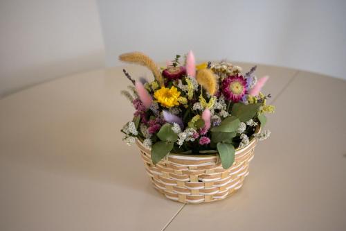 a basket of flowers sitting on a table at Dependance Ludovica in Termoli