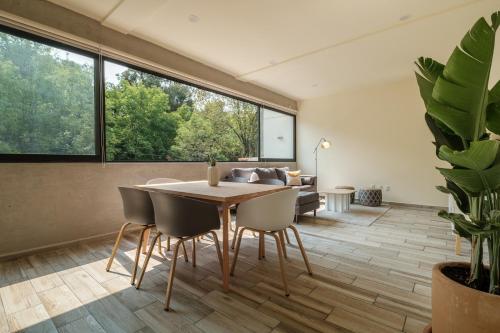 a dining room with a table and chairs and a couch at Polanco Prime Location Suites - Near USA Embassy & Citibanamex in Mexico City